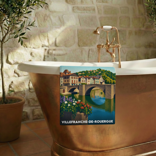 Serviette de bain souvenir de Villefranche-de-Rouergue avec une illustration stylisée de la ville.