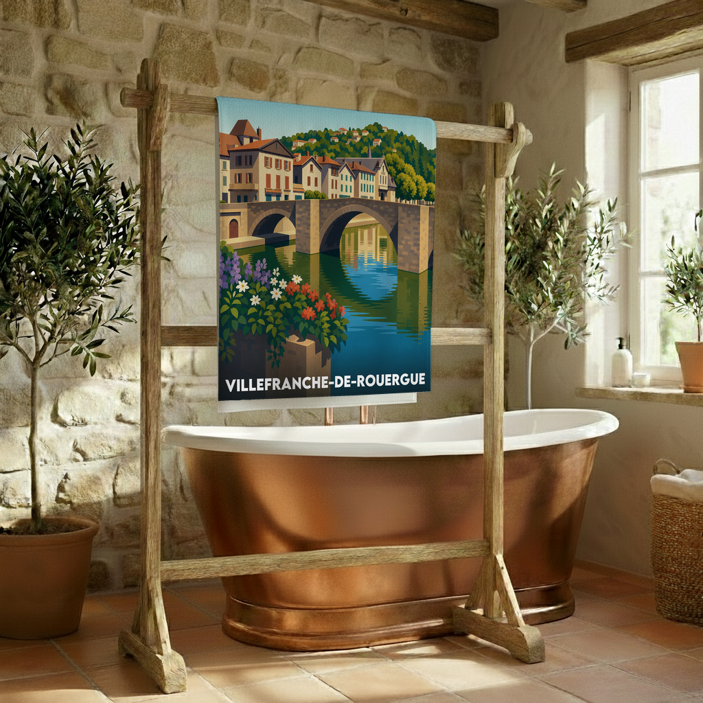 Serviette de bain souvenir de la ville de Villefranche-de-Rouergue avec une illustration stylisée.