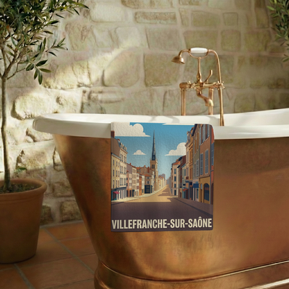 Serviette de bain souvenir de Villefranche-sur-Saône avec une illustration stylisée de la ville.