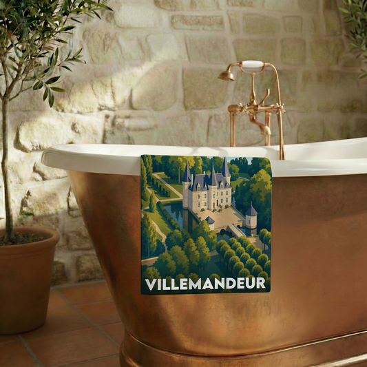 Serviette de bain souvenir de la ville de Villemandeur avec une illustration stylisée de son château.