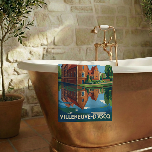 Serviette de bain souvenir de la ville de Villeneuve-d'Ascq avec une illustration stylisée.