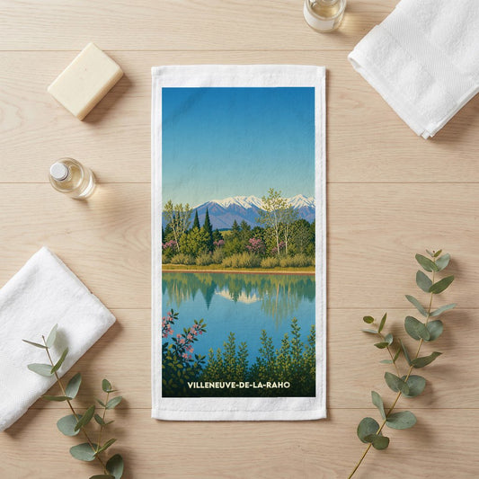 Serviette de bain souvenir de Villeneuve-de-la-Raho avec une illustration stylisée d'un paysage montagneux.