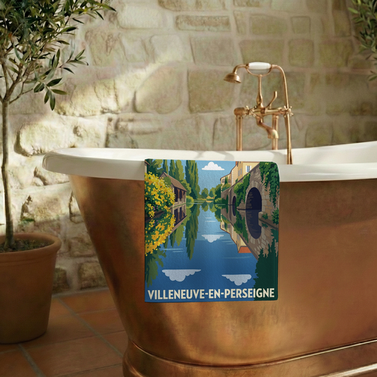 Serviette de bain souvenir de la ville de Villeneuve-en-Perseigne avec une illustration stylisée.