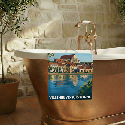 Serviette de bain souvenir de Villeneuve-sur-Yonne avec une illustration stylisée de la ville.