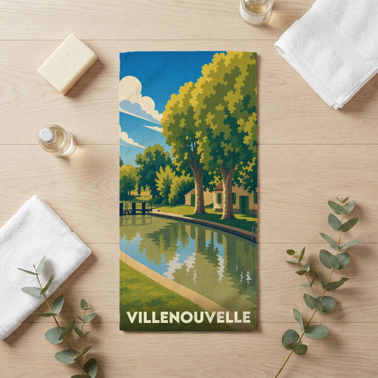 Serviette de bain souvenir de la ville de Villenouvelle avec une illustration stylisée d'un canal bordé d'arbres.