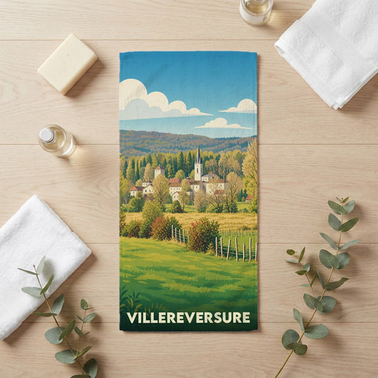 Serviette de bain souvenir de la ville de Villereversure avec une illustration paysagère stylisée.