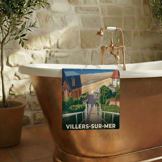 Serviette de bain souvenir de la ville de Villers-sur-Mer avec une illustration stylisée.