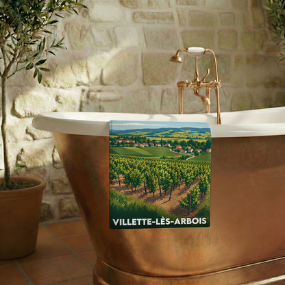 Serviette de bain souvenir de la ville de Villette-lès-Arbois avec une illustration stylisée de vignobles.