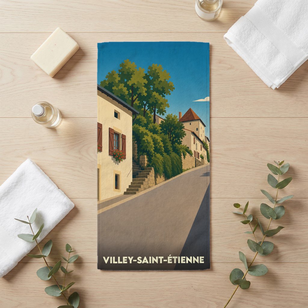 Serviette de bain souvenir de la ville de Villey-Saint-Étienne avec une illustration stylisée d'une rue pittoresque.
