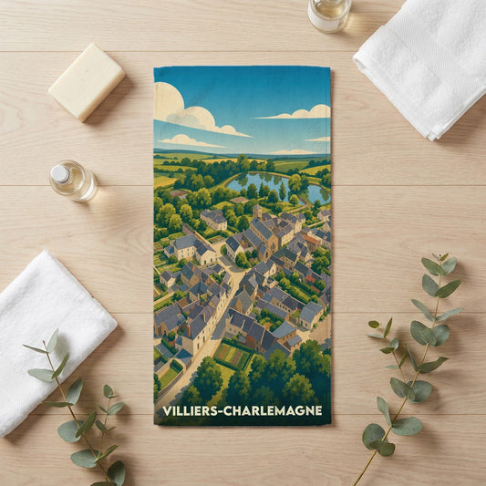 Serviette de bain souvenir de la ville de Villiers-Charlemagne avec une illustration stylisée d'une vue aérienne du village.