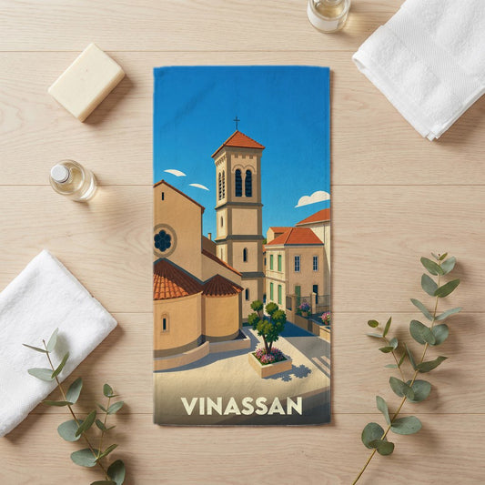 Serviette de bain souvenir de la ville de Vinassan avec une illustration stylisée de son église.