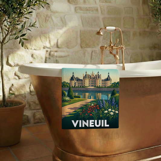 Serviette de bain souvenir de la ville de Vineuil avec une illustration stylisée d'un château.