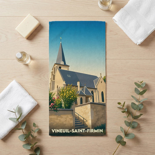 Serviette de bain souvenir de Vineuil-Saint-Firmin illustrée d'une église de style rétro.