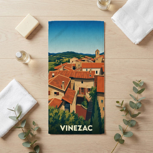 Serviette de bain souvenir de la ville de Vinezac avec une illustration stylisée d'un village pittoresque.