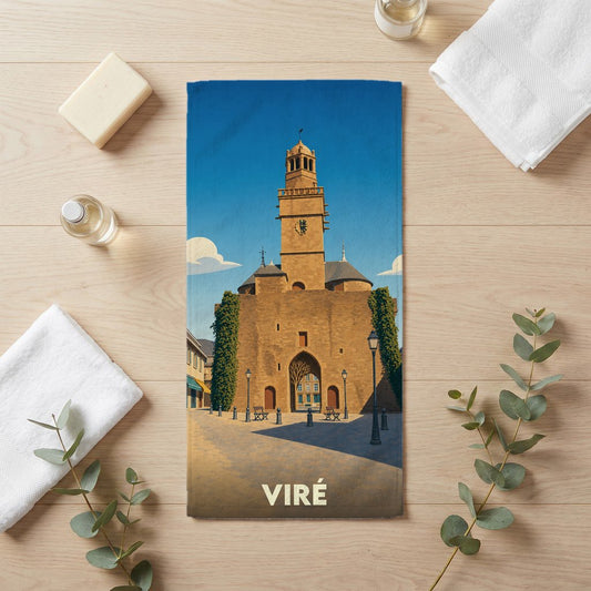 Serviette de bain souvenir de la ville de Viré avec une illustration stylisée de sa tour horloge.