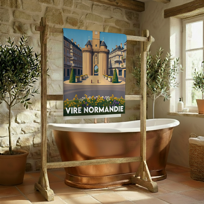 Serviette de bain souvenir de la ville de Vire Normandie avec une illustration stylisée.