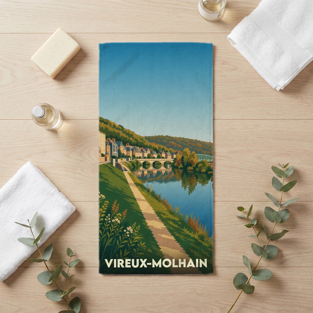 Serviette de bain souvenir de la ville de Vireux-Molhain avec une illustration stylisée.