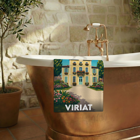 Serviette de bain souvenir de la ville de Viriat avec une illustration stylisée d'une maison fleurie.
