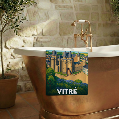 Serviette de bain souvenir de la ville de Vitré avec une illustration stylisée.