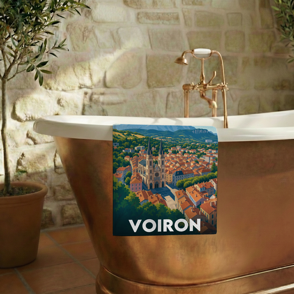 Serviette de bain souvenir de la ville de Voiron avec une illustration stylisée.