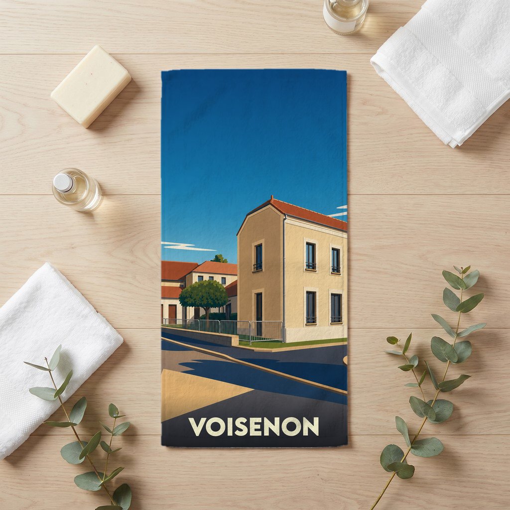 Serviette de bain souvenir de la ville de Voisenon avec une illustration stylisée.