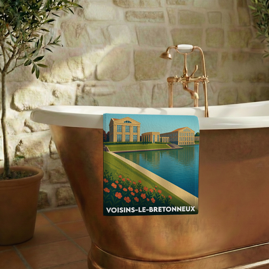 Serviette de bain souvenir de la ville de Voisins-le-Bretonneux avec une illustration stylisée.