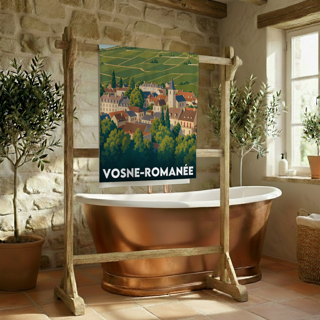 Serviette de bain souvenir de Vosne-Romanée avec une illustration stylisée du village et des vignobles.