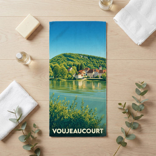 Serviette de bain souvenir de la ville de Voujeaucourt avec une illustration stylisée de son paysage fluvial.