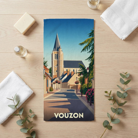 Serviette de bain souvenir de la ville de Vouzon avec une illustration stylisée de son église.