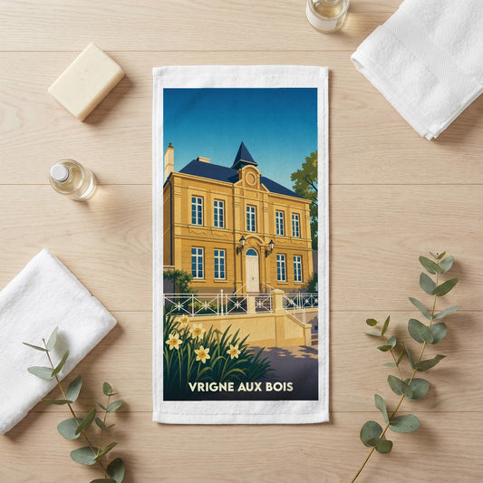 Serviette de bain souvenir de la ville de Vrigne aux Bois avec une illustration stylisée d'un bâtiment historique.