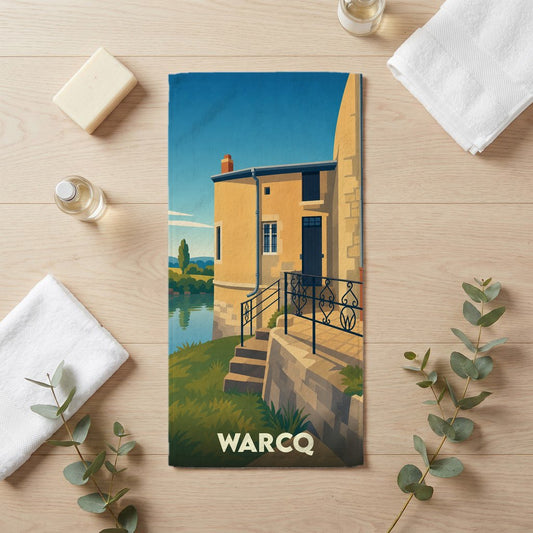 Serviette de bain souvenir de la ville de Warcq avec une illustration stylisée d'un bâtiment au bord de l'eau.