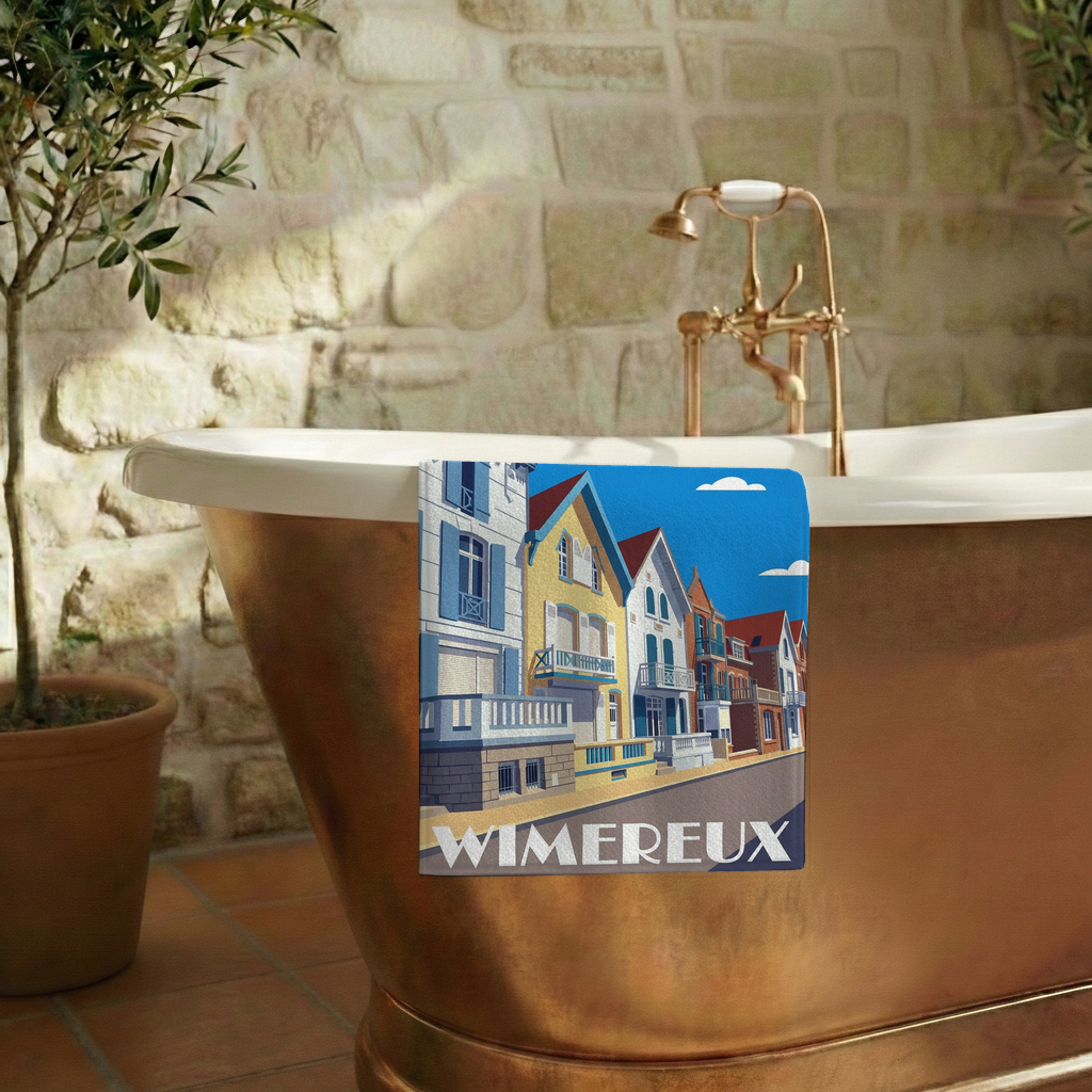 Serviette de bain souvenir de la ville de Wimereux avec une illustration stylisée de ses façades colorées.