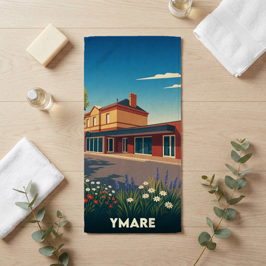 Serviette de bain souvenir de la ville de Ymare avec une illustration stylisée.
