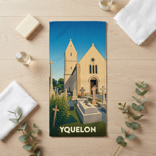 Serviette de bain souvenir de la ville de Yquelon avec une illustration stylisée de son église et de son cimetière.