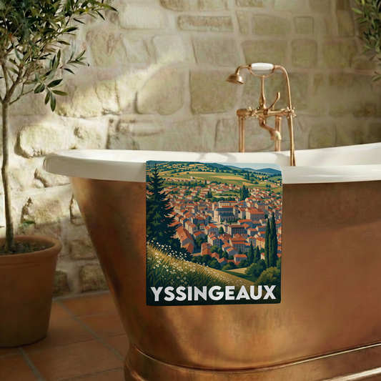 Serviette de bain souvenir de la ville d'Yssingeaux avec une illustration stylisée d'un paysage urbain.