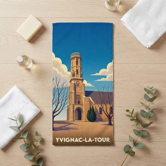 Serviette de bain souvenir de la ville d'Yvignac-la-Tour avec une illustration stylisée d'un clocher.