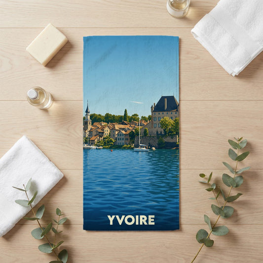 Serviette de bain souvenir de la ville d'Yvoire avec une illustration stylisée du bord de lac.