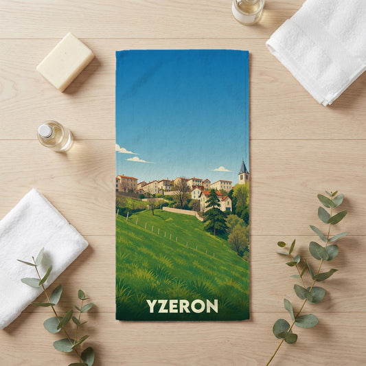 Serviette de bain souvenir de la ville d'Yzeron avec une illustration stylisée d'un paysage vallonné.
