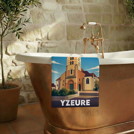 Serviette de bain souvenir de la ville d'Yzeure avec une illustration stylisée de son église.