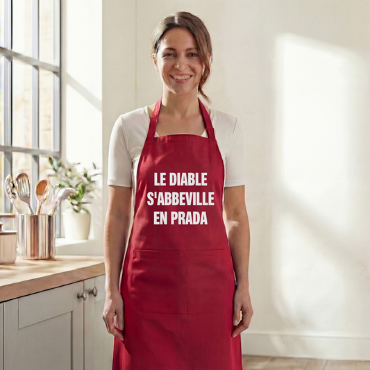 Tablier de cuisine rouge souvenir de la ville d'Abbeville avec l'inscription « Le Diable s'Abbeville en Prada ».