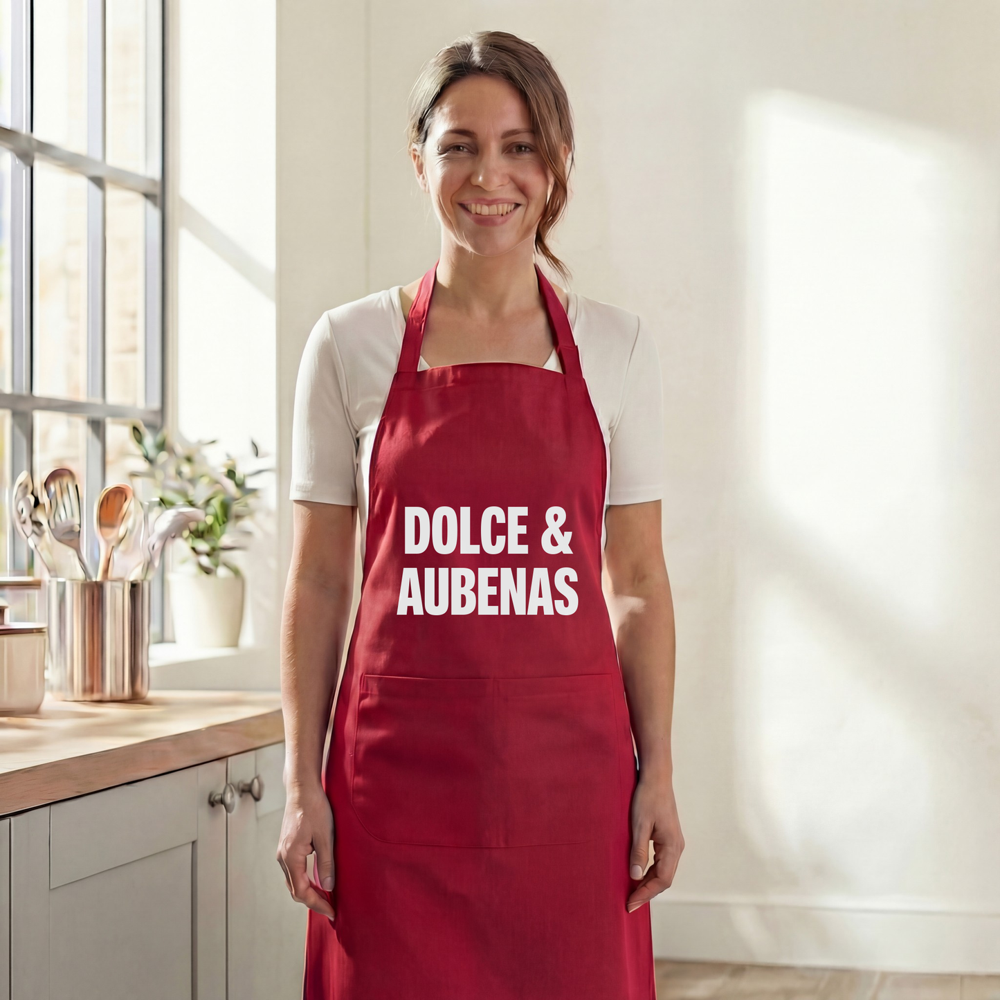 Tablier de cuisine rouge souvenir de la ville d'Aubenas avec l'inscription "Dolce & Aubenas".