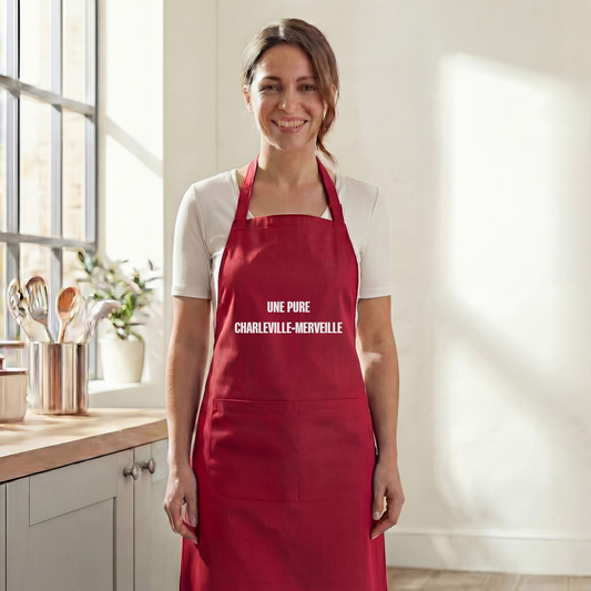Tablier de cuisine rouge souvenir de Charleville-Mézières avec l'inscription « Une pure Charleville-Merveille ».