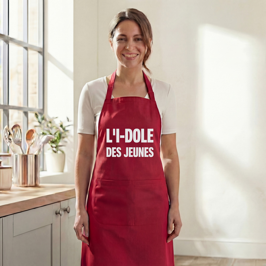 Tablier de cuisine rouge souvenir de la ville de Dole avec l'inscription « L'I-DOLE DES JEUNES ».