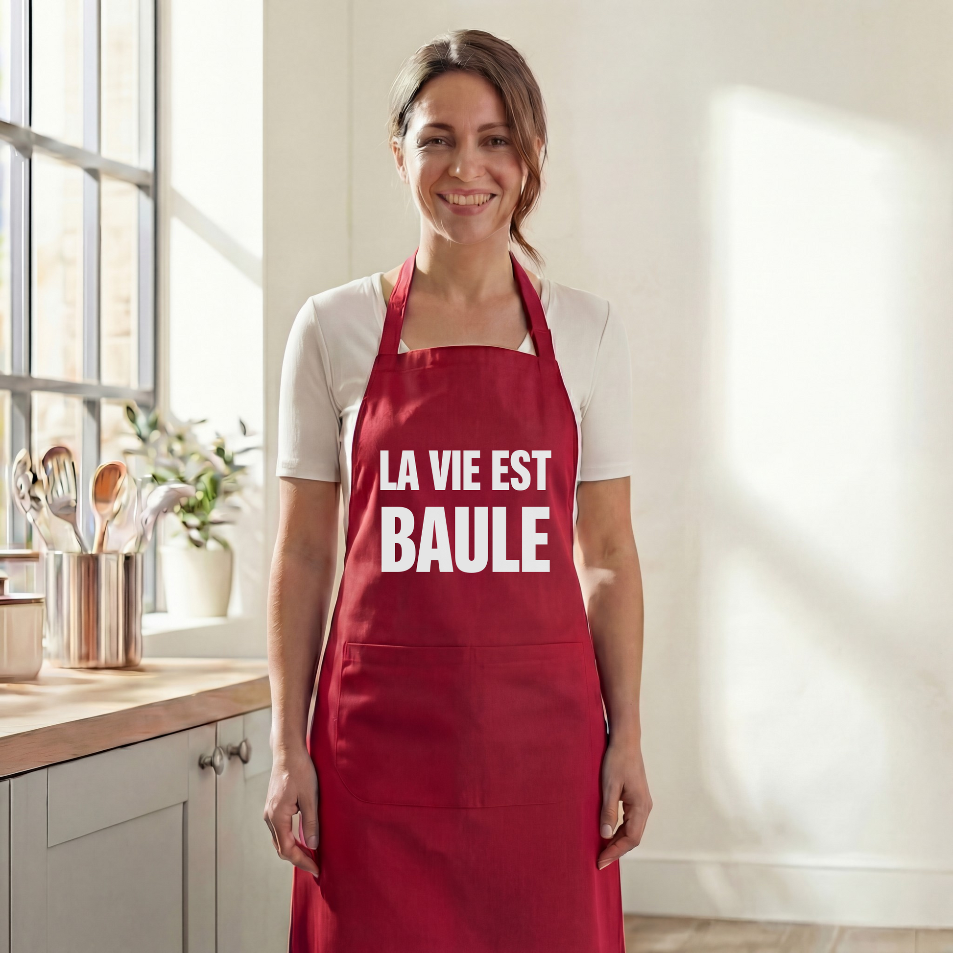Tablier de cuisine rouge souvenir de la ville de La Baule avec l'inscription « La vie est Baule ».