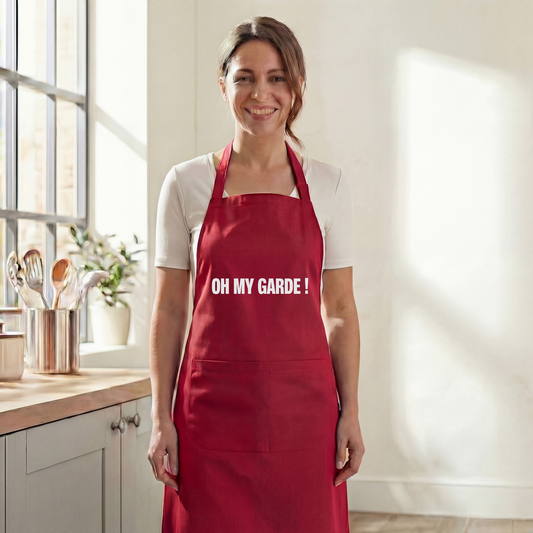 Tablier de cuisine rouge souvenir de la ville de La Garde avec l'inscription « OH MY GARDE ! ».