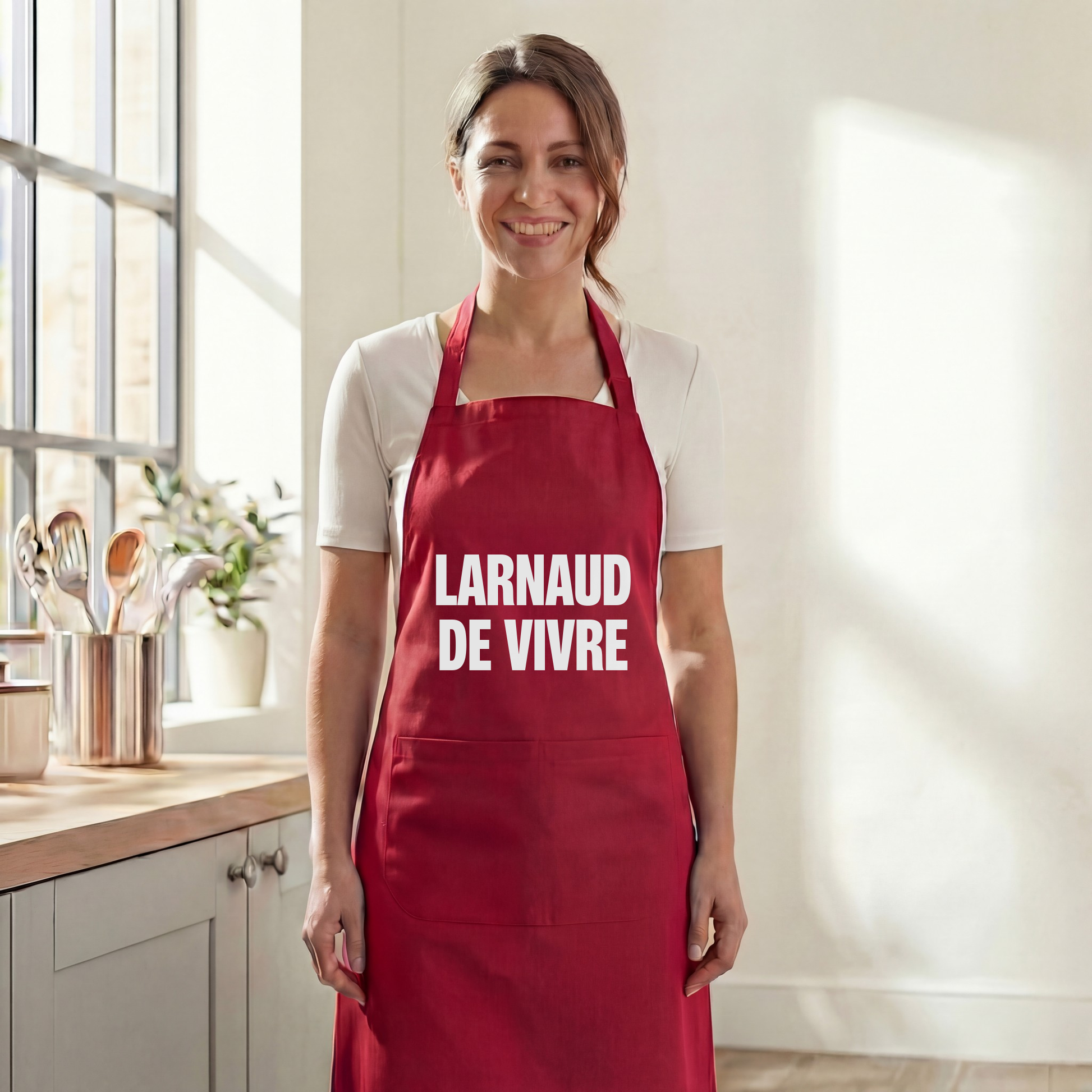 Tablier de cuisine rouge souvenir de la ville de Larnaud avec l'inscription « Larnaud de vivre ».