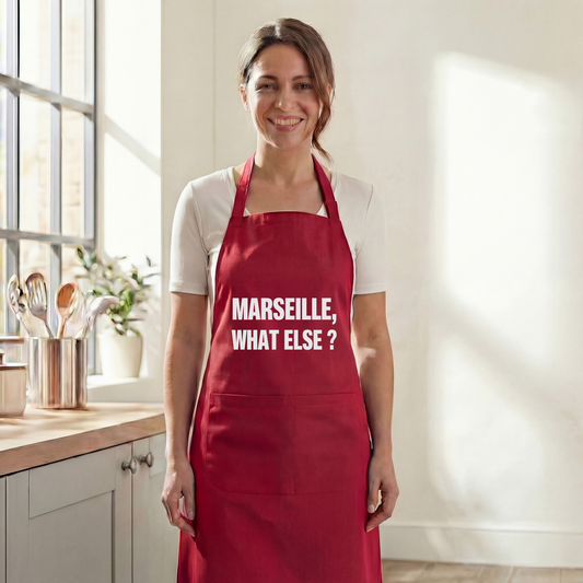 Tablier de cuisine rouge souvenir de la ville de Marseille avec l'inscription « MARSEILLE, WHAT ELSE ? ».