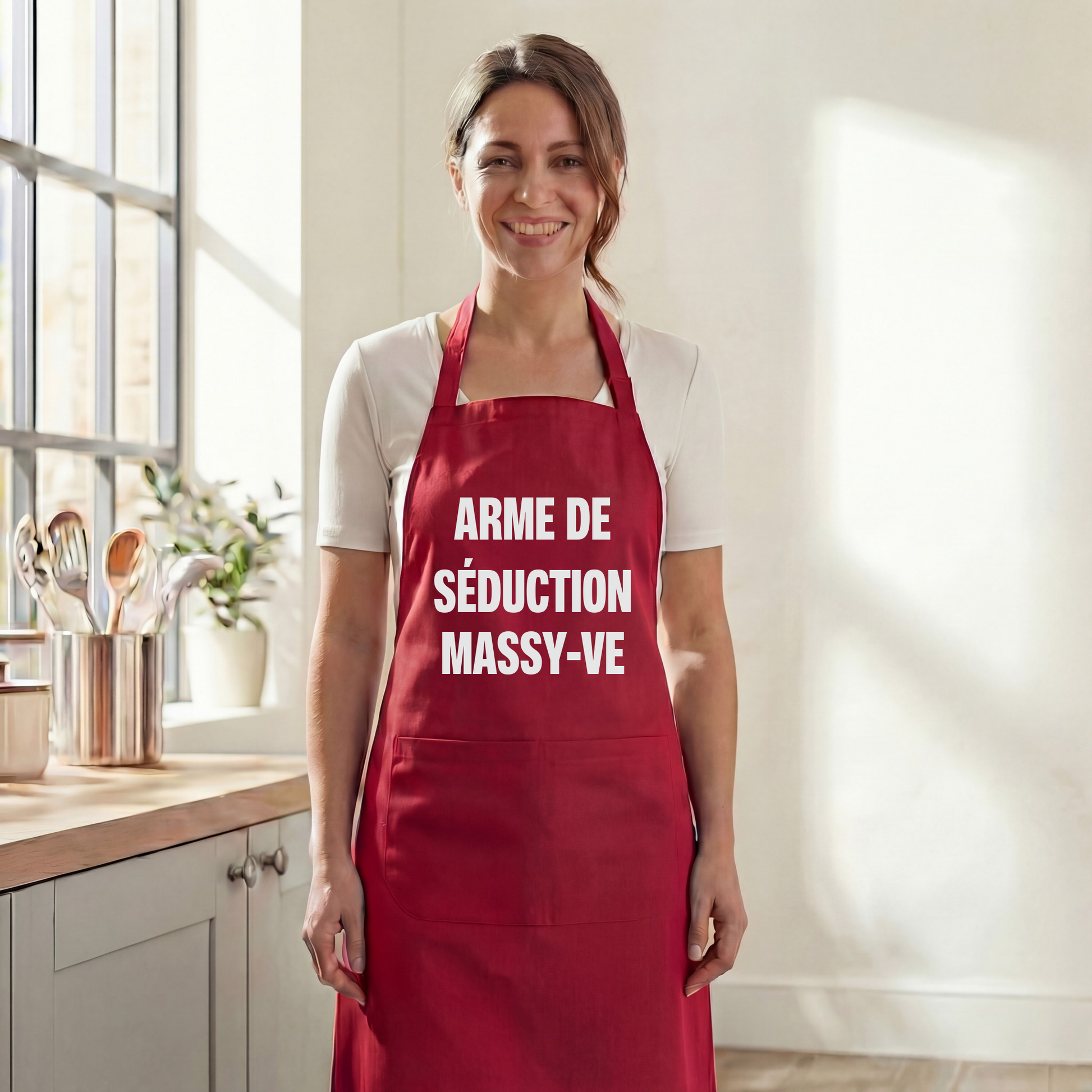 Tablier de cuisine rouge souvenir de la ville de Massy avec l'inscription humoristique « Arme de séduction Massy-ve ».