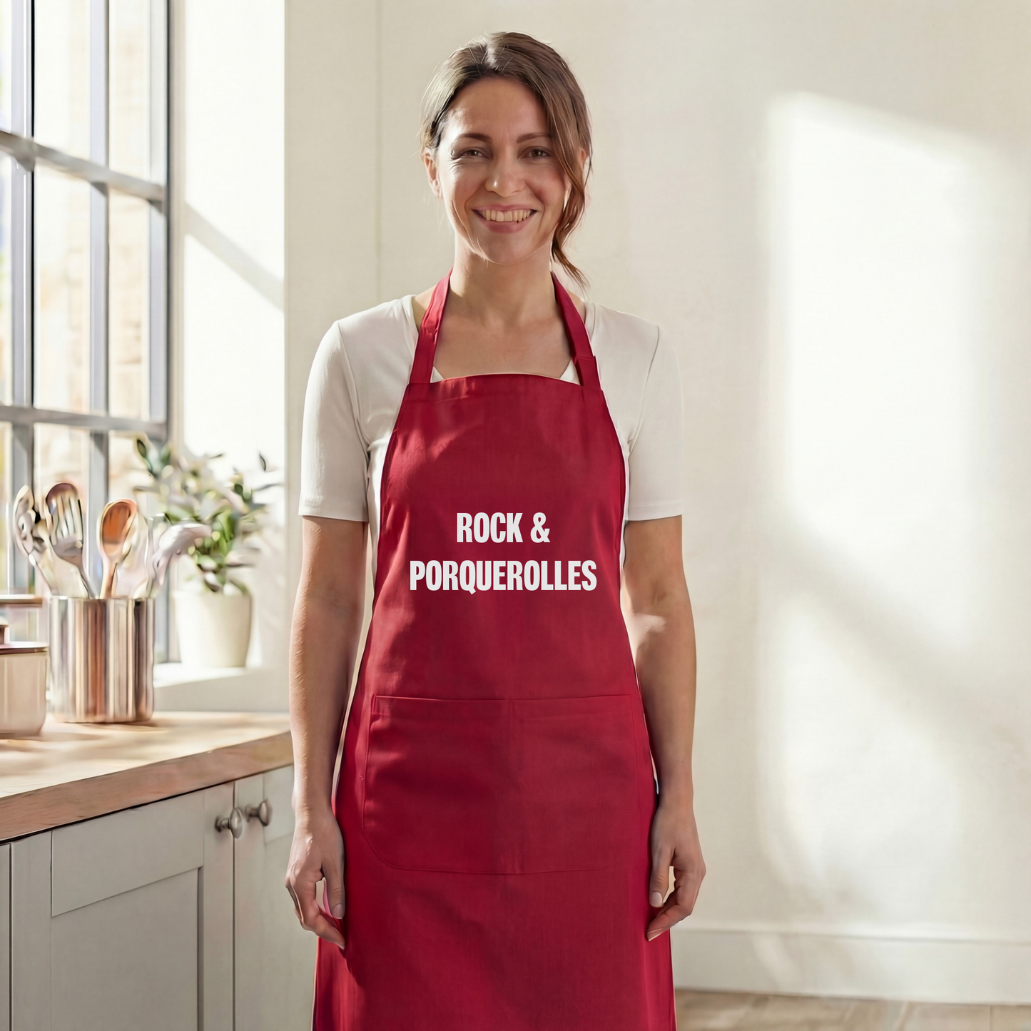 Tablier de cuisine rouge souvenir de Porquerolles avec l'inscription "ROCK & PORQUEROLLES".