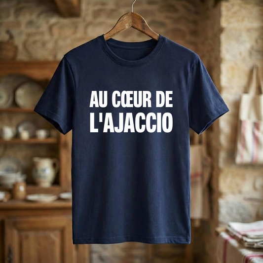 Tee-shirt bleu marine souvenir de la ville d'Ajaccio avec l'inscription blanche "Au cœur de l'Ajaccio".